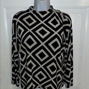 Chic Black and White Diamond Pattern Blouse